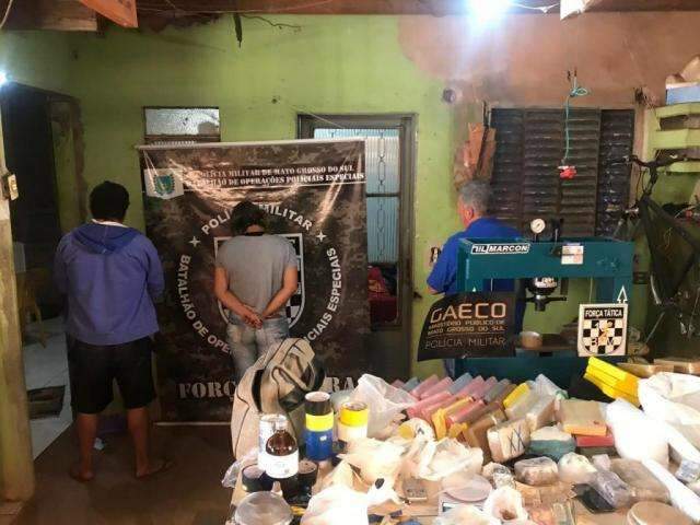 Pol&iacute;cia flagra laborat&oacute;rio de refino de coca&iacute;na no Jardim Radialista