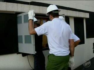 Policiais e técnicos da companhia de energia elétrica fiscalizam instalações de comércios em Limeira (Foto: Reprodução)