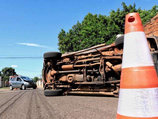 Caminhonete tomba ap&oacute;s batida em cruzamento sem sinaliza&ccedil;&atilde;o no Nhanh&aacute; 