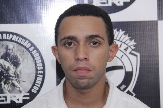 Suspeito de negociar armas pesadas &eacute; preso com pistolas de uso restrito