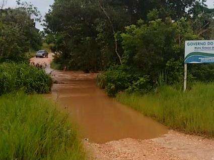 Rio transborda, ponte fica submersa e moradores da &aacute;rea rural ilhados 