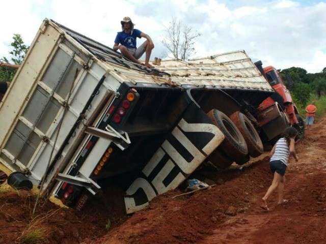 Carreta atola ap&oacute;s chuva em rodovia e tomba durante tentativa de reboque