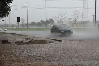 Chuva de até 80,5 milímetros causou pontos de alagamentos na Capital. (Foto: Alan Nantes)