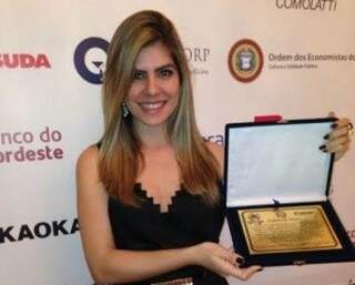 Larissa recebe prêmio da Ordem dos Economistas do Brasil. (Foto: Dourados Agora)