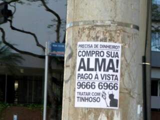Cartaz também pode ser visto em poste que fica na esquina da rua 13 de junho. (Foto: Cleber Gellio)