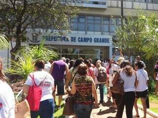 Servidores em frente à Prefeitura de Campo Grande em período de negociações (Foto: Arquivo)