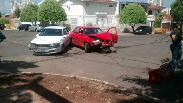 Condutor n&atilde;o v&ecirc; placa de 'pare', invade preferencial e causa acidente