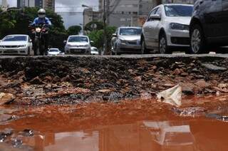 Buraco na Dom Aquino complica trânsito na área central. (Foto: Alcides Neto)