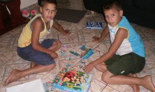A foto tirada pela profemãe, mostra os meninos na casa dela, montando um quebra-cabeça. (Foto: Alexandra Nazario)