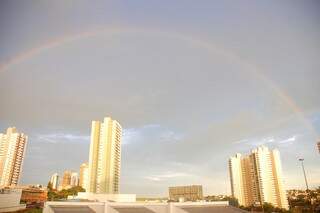 Arco-íris abrilhantou o céu de Campo Grande, nesta quarta-feira, após tempo nublado. (Foto: Fernando Dias).