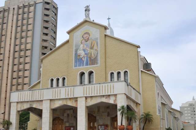 Restaurados, vitrais da Igreja da S&atilde;o Jos&eacute; agora t&ecirc;m imagens de dois papas