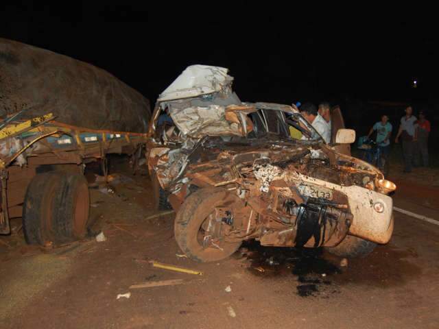  Jovem morre em acidente entre caminhonete e caminh&atilde;o na BR-163