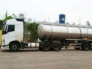 Carreta foi apreendida pela PRF com 45 mil litros de combustível para avião sem autorização ambiental (Foto Coxim Agora)