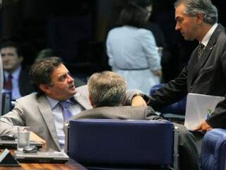 Reinaldo Azambuja, à direita, conversa com o senador mineiro Aécio Neves (Foto: Divulgação)