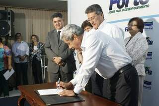André assina liberação de recursos para municípios. (Foto: Marcos Ermínio)