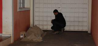 Monitor do serviço de abordagem do Cetremi oferece abrigo a homem deitado na rua, com o frio que fazia na madrugada. (Foto: Pedro Peralta)