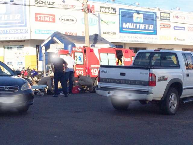 Desrespeito a sem&aacute;foro causa colis&atilde;o entre ve&iacute;culo e motocicleta