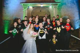 A foto parece ter saído da revista em quadrinhos e de lua-de-mel, os noivos foram para a Disney. (Foto: Beto Nascimento)