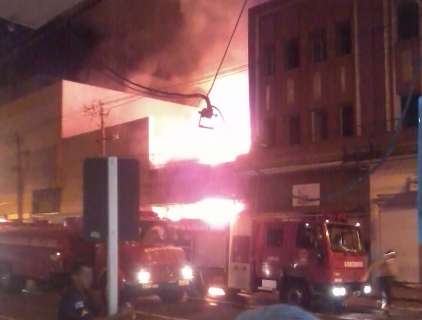 Leitor filma incêndio de loja no Centro da Capital