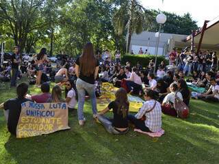 Mobilização unificou greve dos professores e técnicos. (Foto: Elverson Cardozo)