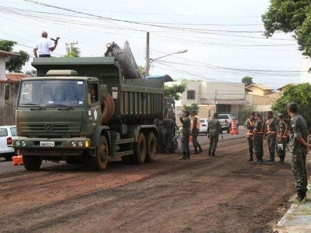 Ex&eacute;rcito fecha ruas para obras de drenagem e asfalto no bairro Amamba&iacute;