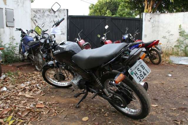 Pol&iacute;cia desconfia de dupla durante ronda e recupera 2&ordf; motocicleta