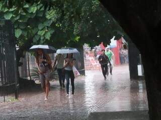 Chuva forte na Praça Ary Coelho (Foto: Henrique Kawaminami)