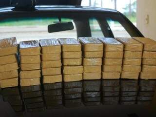 Tabletes estavam escondidos em um fundo falso do veículo (Foto: Da Hora Bataguassu)