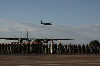 Em formação, todo o efetivo da Base Aérea de Campo Grande participou da homenagem ao Dia do Aviador (Foto: Cléber Gellio)
