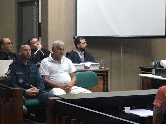 Em j&uacute;ri, ex-PM diz que matou vizinho a facadas durante briga por causa de urina