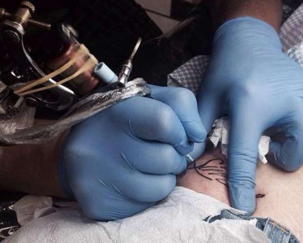 Sem est&uacute;dio, tatuador agora atende a clientela em domic&iacute;lio 