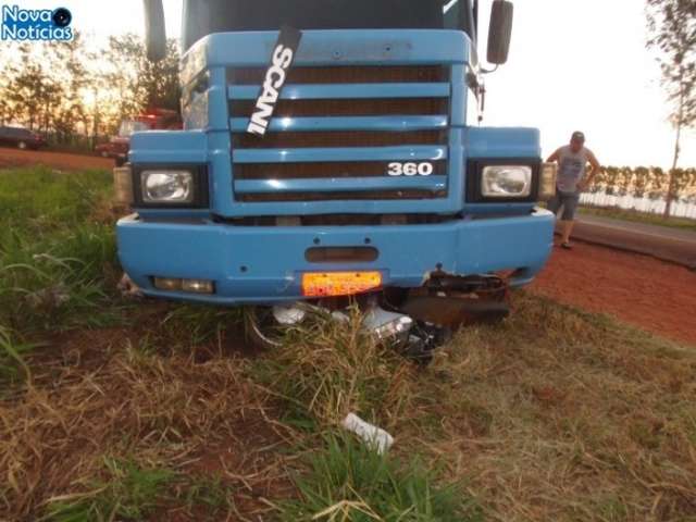 Carreta passa por cima de Biz na MS-267 e condutor morre no local