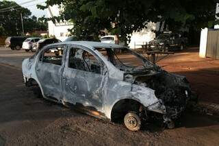 Carro roubado foi destruído pelo fogo (Foto: Fernando Antunes) 