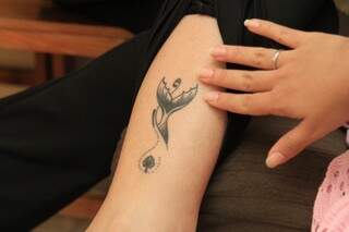 Bruna fez outra tatuagem, mas desta vez uma cauda de sereia, mas combinou que a irmã antes (Foto: Marina Pacheco)