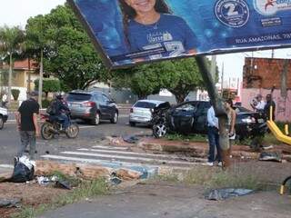 Em curva, condutor perde controle de Corolla destr&oacute;i muro e entorta outdoor 