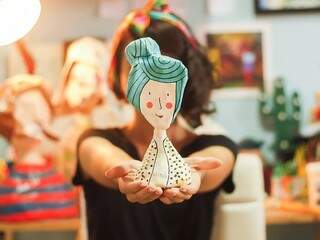 As esculturas são bonecas, ilustrações, acessórios para pendurar na parede e até o rosto de pessoas feitos com papel maché. (Foto: Sarah Caires)
