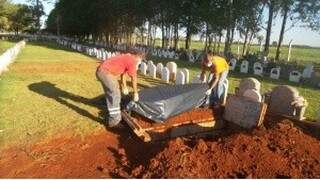 Homem foi enterrado em cemitério como indigente. (Foto: Dourados Agora)
