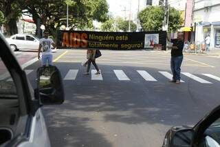 Cartazes de conscientização na avenida. Foto: Cleber Gellio
