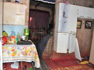 A casa não tem higiene, na geladeira e na pia havia comida estragada. (Fotos: João Garrigó)