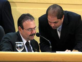 Presidente da Câmara, Paulo Siufi, e vice-líder do prefeito, Mário César, discutem a proposta. (Foto: Divulgação)