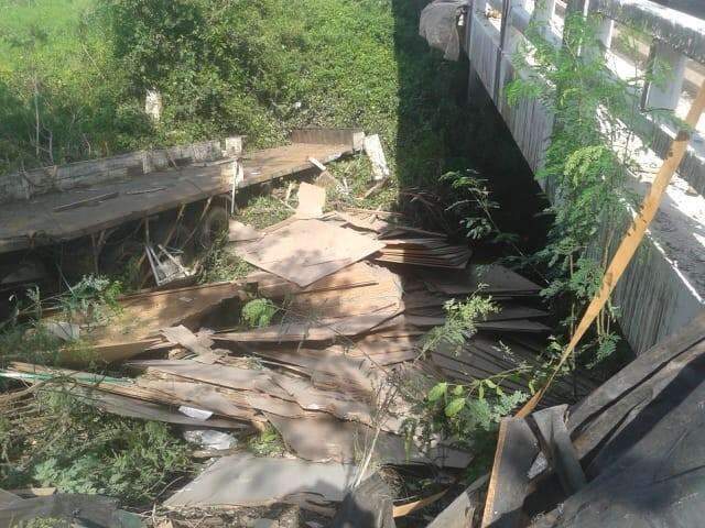 Caminh&atilde;o bate em cabeceira de ponte, tomba e mata motorista