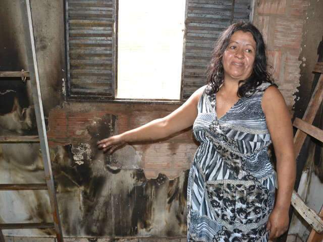  Raio atinge televis&atilde;o e provoca susto e preju&iacute;zo em casa no Jardim Arco-&Iacute;ris