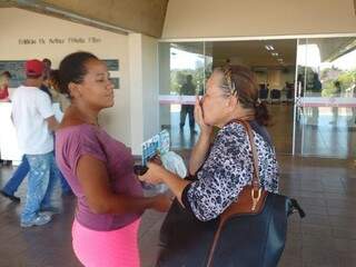 Tabata e a sogra no corredor do hospital (Rafael Ribeiro) 