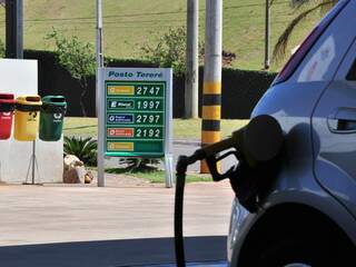 Na tabela de preços do posto, todos os preços dos combustíveis aparecem com três dígitos decimais. (Foto: João Garrigó)