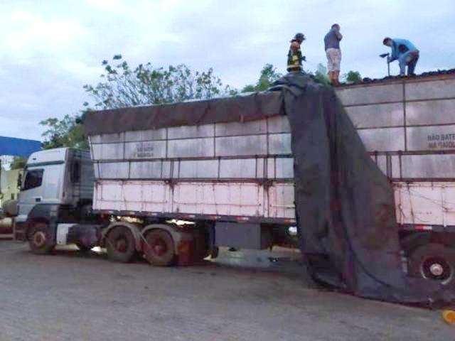 Inc&ecirc;ndio em carregamento de carv&atilde;o mobiliza bombeiros para a BR-267