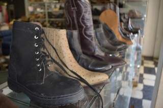 Sapatos feitos por Laudelino, que mesmo sendo peças únicas, custam a partir de R$ 45. 