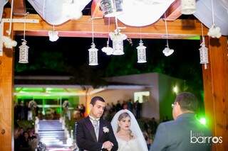 Os noivos, do pergolado. (Foto: Vicente Barros)