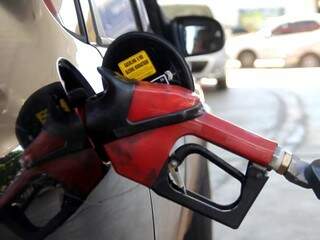 Pre&ccedil;o da gasolina oscila, mas ainda se mant&eacute;m perto dos R$ 4
