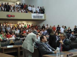 Plenário lotado de trabalhadores durante sessão (Foto: Marina Pacheco)