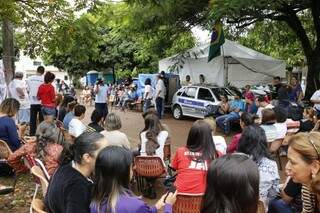 Manifestantes continuam acampados em frente ao escritório de deputado (Foto: Helio de Freitas)